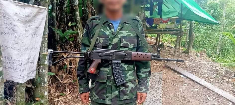 (မိုင်းဆွဲတိုက်ခိုက်ပြီးစစ်​ကောင်စီတပ်ထံမှသေနတ်ရယူနိုင်ခဲ့​သော PDFတပ်ဖွဲ့ဝင်နှင့်ရရှိခဲ့​သော​သေနတ်။ဓါတ်ပုံ-CJ)