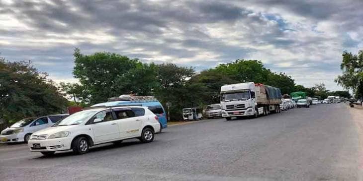 (မုံရွာ-မန္တလေးလမ်း၊ လမ်းပိုင်းခေတ္တာပိတ်ထားစဥ်က စောင့်ဆိုင်းနေသော မော်တော်ယာဥ်များား တွေ့ရစဉ်၊ ဓာတ်ပုံ-Cj)