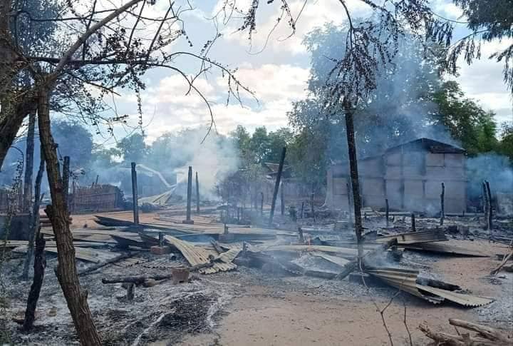 (အိုးဘိုရွာနှင့် ကန်နက်ရွာရှိ မီးရှို့ဖျက်ဆီးခြင်းခံရသော နေအိမ်များအား တွေ့ရစဥ်။ ဓာတ်ပုံ-BEGSC-Myaing)