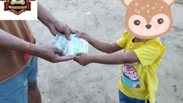 (မြိုင်(ပကဖ)သို့ မုန့်ဖိုးစုထားသော ငွေများအား လာလှူနေသော သမီးငယ်အား တွေ့ရစဥ်၊ ဓာတ်ပုံ -မြိုင်(ပကဖ))