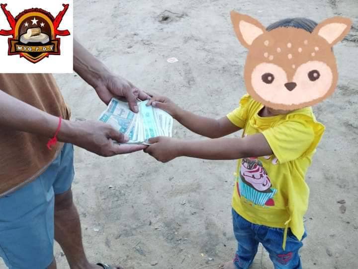 (မြိုင်(ပကဖ)သို့ မုန့်ဖိုးစုထားသော ငွေများအား လာလှူနေသော သမီးငယ်အား တွေ့ရစဥ်၊ ဓာတ်ပုံ -မြိုင်(ပကဖ))