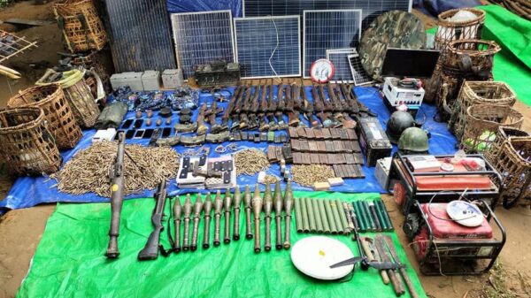 စစ်​ကောင်စီတပ်ထံမှသိမ်းဆည်းရမိ​သောလက်နက်ခဲယမ်းနှင့်ဆက်စပ်ပစ္စည်းများ ။ဓါတ်ပုံ-AA