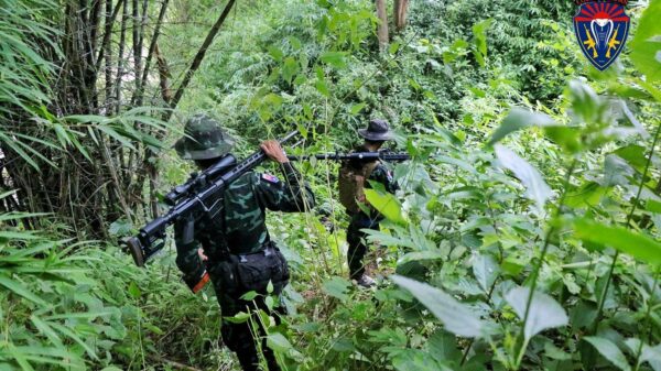 (ကော်ဘရာစစ်သည်များ ရှေ့တန်းတစ်နေရာ၌ တွေ့ရစဥ်၊ ဓာတ်ပုံ - Cobra Column)