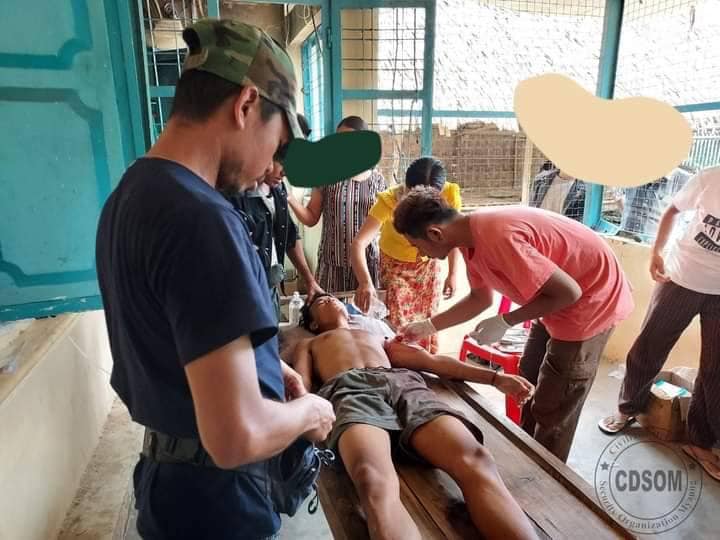 ဒဏ်ရာရခဲ့သည့် ရဲဘော်အား ဆေးကုသမှုပေးနေစဉ်