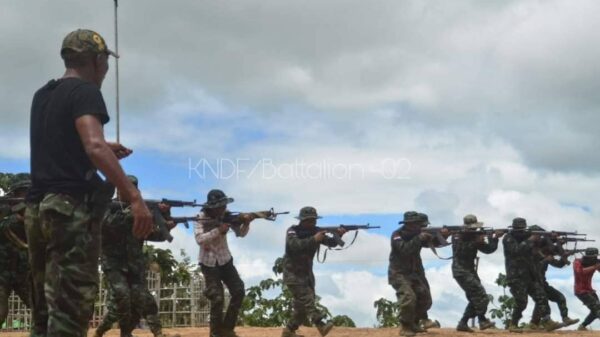 (KNDF ရဲဘော်များအား တွေ့ရစဉ်)