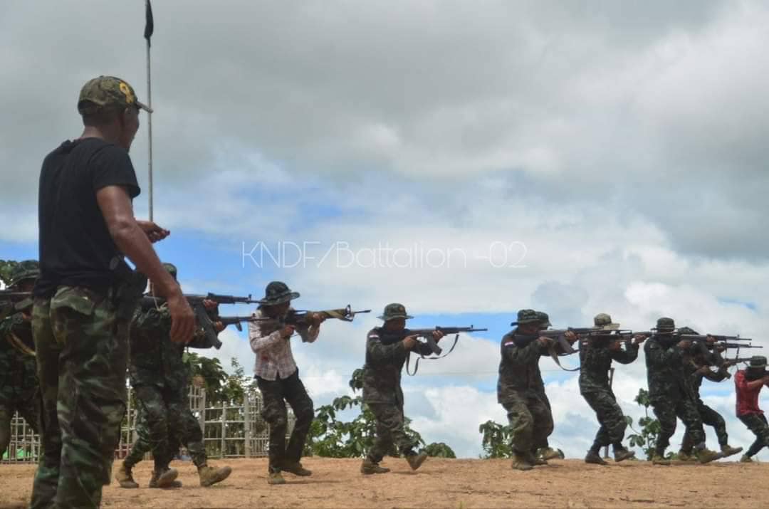 (KNDF ရဲဘော်များအား တွေ့ရစဉ်)