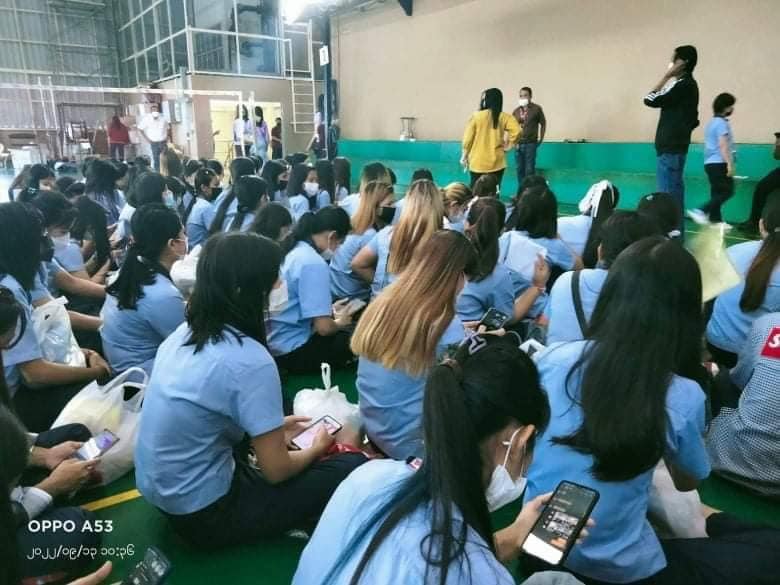 (အလုပ်မှ ထုတ်ပယ်ခံရသည့် မြန်မာလုပ်သားတွေအပါအဝင် စက်ရုံလုပ်သားတွေကို တွေ့ရစဥ်၊ဓာတ်ပုံ - Ye Min/FB)