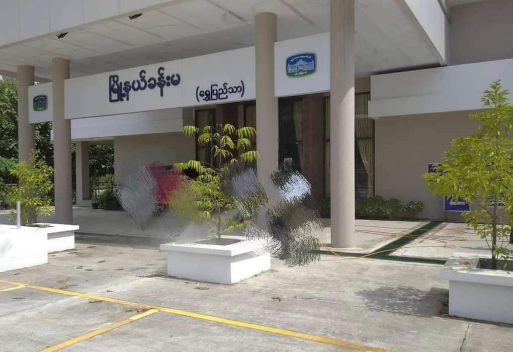 (မြို့နယ်ခန်းမအား တွေ့ရစဉ်၊ ပုံအဟောင်းအား ပြန်လည်အသုံးပြုထားခြင်းဖြစ်ပါသည်)