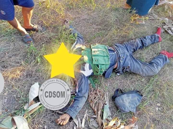 ယမန်နေ့က တိုက်ပွဲတွင် ကျဆုံးခဲ့သည့် ရဲဘော်ကိုသန့်ဇင်ရုပ်အလောင်းအားတွေ့ရစဉ်၊ဓာတ်ပုံ - CDSOM