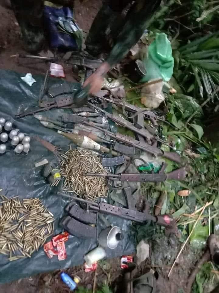 ကောင်သူးလေ ထိန်းချုပ်နယ်မြေ မူတြော်ခရိုင် တပ်မဟာ(၅)မှ နယ်မြေကျုးကျော်စခန်းချသည့် အကြမ်းဖက် စစ်ကောင်စီ တပ်စခန်း (ဖေါလု)စခန်းအား သိမ်းပိုက်စဉ် ရရှိသည့် လက်နက်ခဲယမ်းများ၊ ဓာတ်ပုံ - thooleipoe