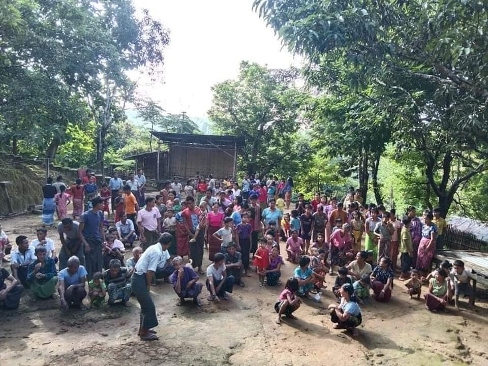 ချင်းပြည်နယ်၊ ပလက်၀မြို့နယ် မိတ်၀ကျေးရွာအနီးတွင် ရက္ခိုင့်တပ်တော် AA နှင့် စစ်ကောင်စီတပ်အကြား တိုက်ပွဲဖြစ်ပွားပြီး ဒေသခံရွာသားများ မီဇိုရမ်ပြည်နယ်သို့ ထွက်ပြေးတိမ်းရှောင်နေစဉ်၊ ဓာတ်ပုံ - The Chin Journal