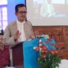 (သင်းအုပ်ဆရာ ဦးကျော်စိုးလတ်အား တွေ့ရစဉ်၊ ဓာတ်ပုံ - KSL/Facebook)