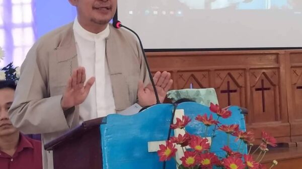 (သင်းအုပ်ဆရာ ဦးကျော်စိုးလတ်အား တွေ့ရစဉ်၊ ဓာတ်ပုံ - KSL/Facebook)