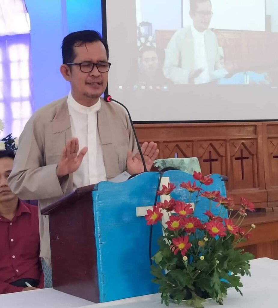(သင်းအုပ်ဆရာ ဦးကျော်စိုးလတ်အား တွေ့ရစဉ်၊ ဓာတ်ပုံ - KSL/Facebook)