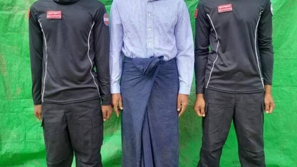 (ဖမ်းဆီးထိန်းသိမ်းခံခဲ့ရသည့် အကျဥ်းဦးစီးဌာန၏ အရာရှိအား တွေ့ရစဉ်၊ဓာတ်ပုံ-Fight For People F.F.P)