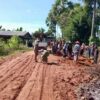 (ပြည်သူ့ကာကွယ်ရေးရဲဘော်များနှင့် ဒေသခံများလမ်းပြုပြင်နေစဥ်၊ဓာတ်ပုံ - ပုလဲ-ပကဖ)