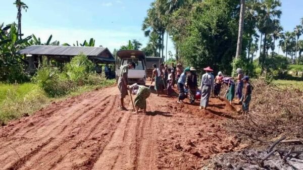 (ပြည်သူ့ကာကွယ်ရေးရဲဘော်များနှင့် ဒေသခံများလမ်းပြုပြင်နေစဥ်၊ဓာတ်ပုံ - ပုလဲ-ပကဖ)