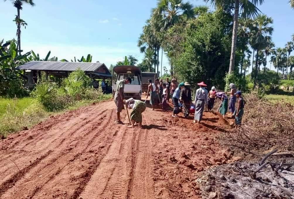 (ပြည်သူ့ကာကွယ်ရေးရဲဘော်များနှင့် ဒေသခံများလမ်းပြုပြင်နေစဥ်၊ဓာတ်ပုံ - ပုလဲ-ပကဖ)