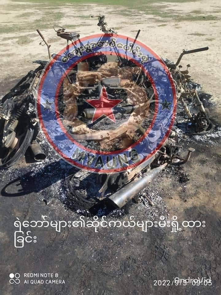 စစ်ကောင်စီတပ် မီးရှို့ဖျက်ဆီးသွားခဲ့သည့် စစ်ကောင်စီတပ်သားရုပ်အလောင်းနှင့် PDFများ၏ ဆိုင်ကယ်များ၊ ဓာတ်ပုံ- ကျေးရွာတပ်ပေါင်းစု(Myaung)