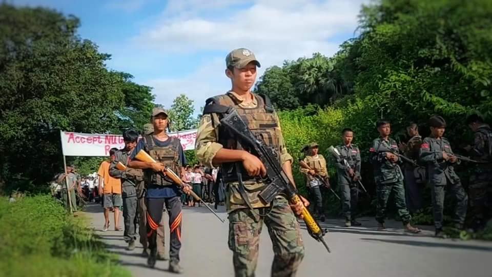 ပြည်သူ​ထောင်ချီပါဝင်ဆန္ဒထုတ်​ဖော်​သောဆန္ဒပြပွဲကိုPDFများက လုံခြုံ​ရေး​ပေး​နေစဥ်။ ဓါတ်ပုံ-The Youth Force (Saw-Kyaukhtu)