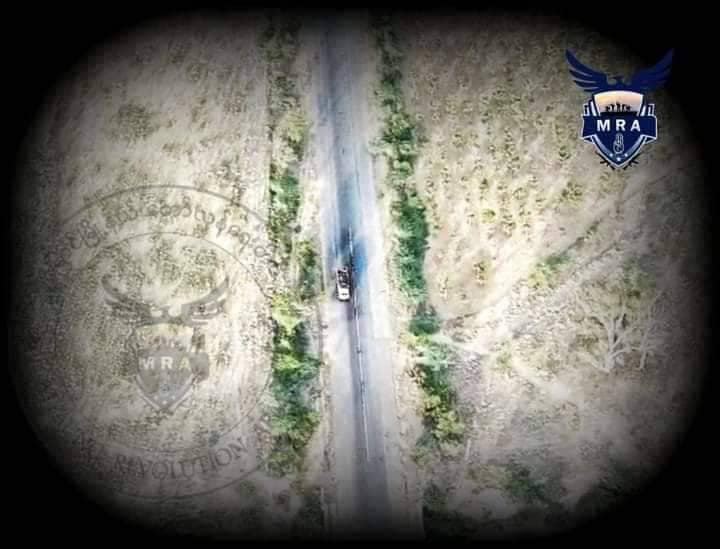 ယခင်လပိုင်းအတွင်းက မုံရွာ-မန္တလေးလမ်းပေါ်တွင် MRA အဖွဲ့၏ မိုင်းဆွဲတိုက်ခိုက်မှုကြောင့် ပျက်စီးနေသည့် စစ်ကောင်စီယာဥ်တစ်စီးအား တွေ့ရစဥ်။ ဓာတ်ပုံ-MRA