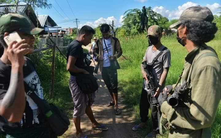 ရွှေဘိုဒေသတွင်း PDFအဖွဲ့အချို့အား တွေ့ရစဥ်။ဓာတ်ပုံ-LPDF (ပုံအဟောင်းကို အသုံးပြုထားပါသည်။)