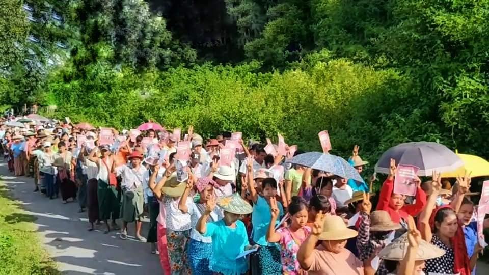 NUGနှင့်ကုလ ကိုယ်စားလှယ်ဦး​ကျော်မိုးထွန်းတို့ကို​ထောက်ခံ​ကြောင်း​ဆောမြို့နယ်မှပြည်သူများဆန္ဒထုတ်​ဖော်​နေစဥ်။ ဓါတ်ပုံ-The Youth Force (Saw-Kyaukhtu)