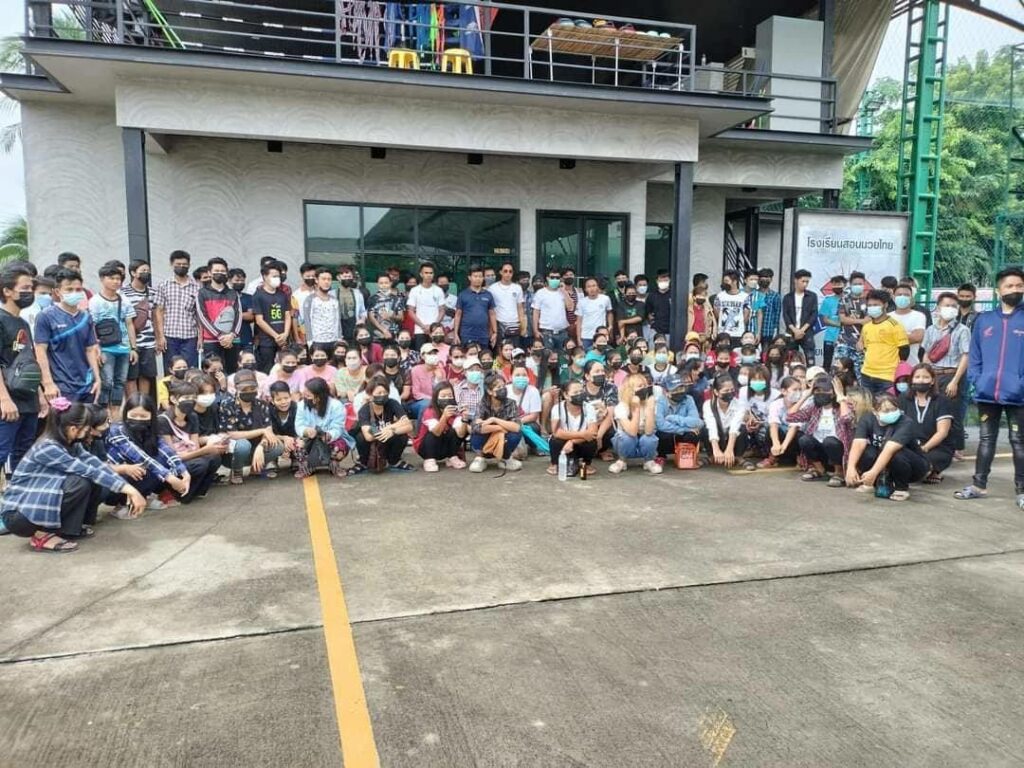 အလုပ်ထုတ်ခံရမှုကြောင့် ဆန္ဒပြတောင်းဆိုနေသော မြန်မာလုပ်သားများအား တွေ့ရစဥ်၊ ဓာတ်ပုံ- Ye Min/FB