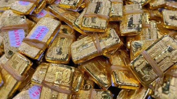 (ကျပ်​ငွေတန်ဖိုးကျပြီးမတည်ငြိမ်သဖြင့် ​ငွေ​​ကြေးတက်နိုင်သူများက ​ရွှေနှင့်​ဒေါ်လာကိုသာဝယ်စုကြသည်။)