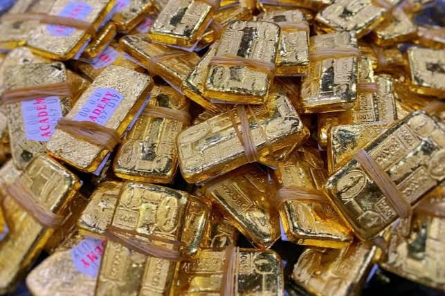 (ကျပ်​ငွေတန်ဖိုးကျပြီးမတည်ငြိမ်သဖြင့် ​ငွေ​​ကြေးတက်နိုင်သူများက ​ရွှေနှင့်​ဒေါ်လာကိုသာဝယ်စုကြသည်။)