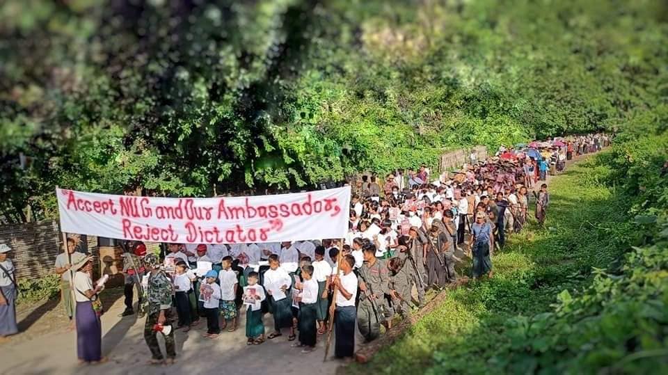 NUGနှင့်ကုလ ကိုယ်စားလှယ်ဦး​ကျော်မိုးထွန်းတို့ကို​ထောက်ခံ​ကြောင်း​ဆောမြို့နယ်မှပြည်သူများဆန္ဒထုတ်​ဖော်​နေစဥ်။ ဓါတ်ပုံ-The Youth Force (Saw-Kyaukhtu)