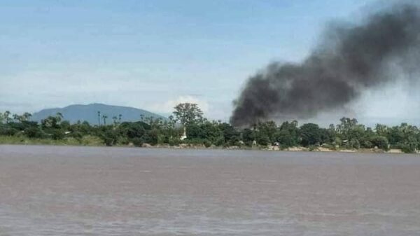 မီးရှို့ဖျက်ဆီးခြင်းခံခဲ့ရသည့် ရေစကြိုနယ် ရေလယ်ကျွန်းရှိ ကျေးရွာတစ်ရွာအား တွေ့ရစဥ်၊ဓာတ်ပုံ-CJ