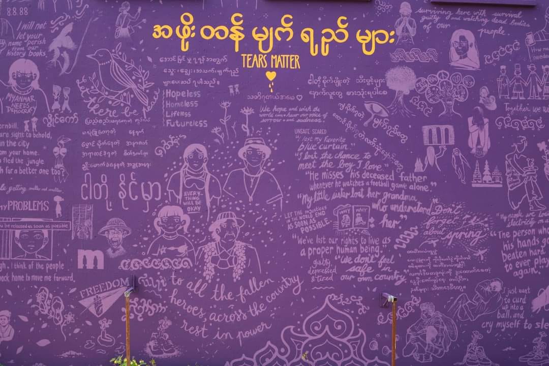 (ပန်းချီဆရာမ ခြူးဝေနှင့် ဆွစ်ဇာလန်နိုင်ငံတွင်သူမရေးဆွဲဖန်တီးထားသော မြန်မာပြည်သူများ၏ခံစားချက်ကိုပဲ့တင်သံထပ်စေသည့်ပန်းချီကားများ။ ဓါတ်ပုံ- ခြူးဝေFB)
