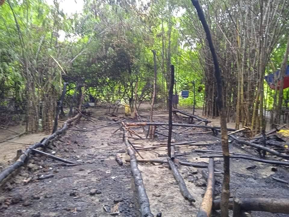 မီးရှို့ဖျက်ဆီးခံခဲ့ရသော TYF စခန်းခွဲတစ်ခုအားတွေ့ရစဉ်၊ ဓာတ်ပုံ - TYF