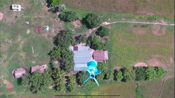 (ချောင်းဆုံ(တောင်)ရွာမှ ပျူခေါင်းဆောင် စိန်ချိုနေအိမ်အား ဒရုန်းဖြင့် မီးလုံးဗုံးများကြဲချနေစဥ်_ ဓာတ်ပုံ - တန့်ဆည် -ပ.က.ဖ))