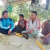 (ထီရိစစ်ကောင်စီစခန်းကို သိမ်းပိုက်စဥ် လက်နက်ချခဲ့သည့် စစ်သုံ့ပန်းငါးဦးအား တွေ့ရစဉ်၊ ဓာတ်ပုံ- PEKHON PDF 2)