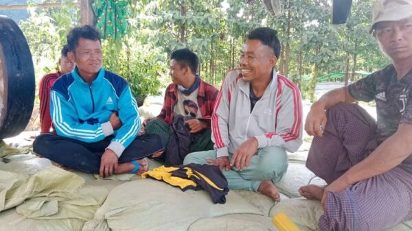 (ထီရိစစ်ကောင်စီစခန်းကို သိမ်းပိုက်စဥ် လက်နက်ချခဲ့သည့် စစ်သုံ့ပန်းငါးဦးအား တွေ့ရစဉ်၊ ဓာတ်ပုံ- PEKHON PDF 2)