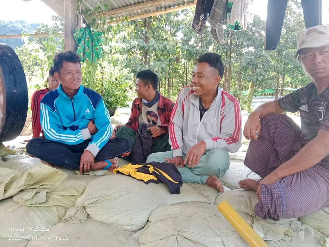 (ထီရိစစ်ကောင်စီစခန်းကို သိမ်းပိုက်စဥ် လက်နက်ချခဲ့သည့် စစ်သုံ့ပန်းငါးဦးအား တွေ့ရစဉ်၊ ဓာတ်ပုံ- PEKHON PDF 2)