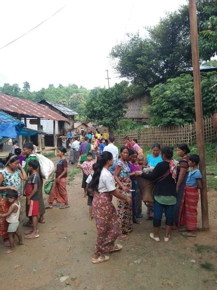 ချင်းပြည်နယ်၊ ပလက်၀မြို့နယ် မိတ်၀ကျေးရွာအနီးတွင် ရက္ခိုင့်တပ်တော် AA နှင့် စစ်ကောင်စီတပ်အကြား တိုက်ပွဲဖြစ်ပွားပြီး ဒေသခံရွာသားများ မီဇိုရမ်ပြည်နယ်သို့ ထွက်ပြေးတိမ်းရှောင်နေစဉ်၊ ဓာတ်ပုံ - The Chin Journal
