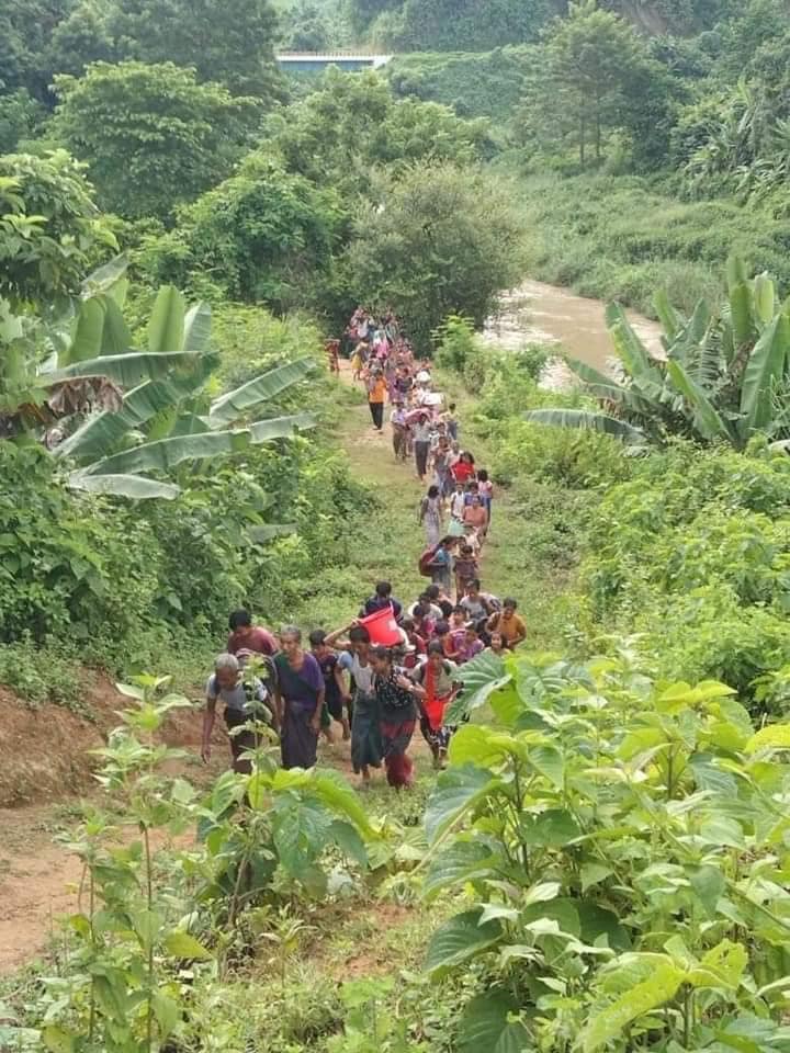 ချင်းပြည်နယ်၊ ပလက်၀မြို့နယ် မိတ်၀ကျေးရွာအနီးတွင် ရက္ခိုင့်တပ်တော် AA နှင့် စစ်ကောင်စီတပ်အကြား တိုက်ပွဲဖြစ်ပွားပြီး ဒေသခံရွာသားများ မီဇိုရမ်ပြည်နယ်သို့ ထွက်ပြေးတိမ်းရှောင်နေစဉ်၊ ဓာတ်ပုံ - The Chin Journal