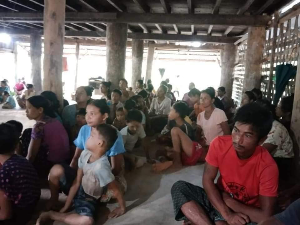 ချင်းပြည်နယ်၊ ပလက်၀မြို့နယ် မိတ်၀ကျေးရွာအနီးတွင် ရက္ခိုင့်တပ်တော် AA နှင့် စစ်ကောင်စီတပ်အကြား တိုက်ပွဲဖြစ်ပွားပြီး ဒေသခံရွာသားများ မီဇိုရမ်ပြည်နယ်သို့ ထွက်ပြေးတိမ်းရှောင်နေစဉ်၊ ဓာတ်ပုံ - The Chin Journal