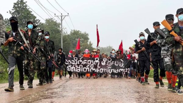 (စစ်ကိုင်းတိုင်းအတွင်း ယနေ့ ဒေါင်းနီအဖွဲ့မှ ဦးဆောင်သည့် အင်အာအများအပြားဖြင့် ချီတက်သည့် စစ်အာဏာရှင်ဆန့်ကျင်ရေးတွင် 96 Soldiers ပြည်သူ့ကာကွယ်ရေးအဖွဲ့မှ ရဲဘော်များက လိုက်ပါဝန်းရံပေးနေစဥ်၊ ဓာတ်ပုံ - 96 Soldiers)