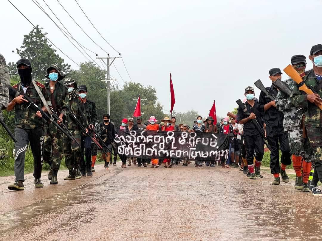 (စစ်ကိုင်းတိုင်းအတွင်း ယနေ့ ဒေါင်းနီအဖွဲ့မှ ဦးဆောင်သည့် အင်အာအများအပြားဖြင့် ချီတက်သည့် စစ်အာဏာရှင်ဆန့်ကျင်ရေးတွင် 96 Soldiers ပြည်သူ့ကာကွယ်ရေးအဖွဲ့မှ ရဲဘော်များက လိုက်ပါဝန်းရံပေးနေစဥ်၊ ဓာတ်ပုံ - 96 Soldiers)