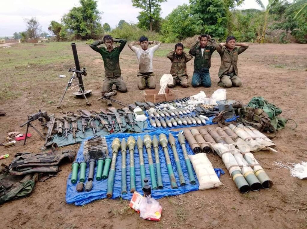 (ထီရိစစ်ကောင်စီစခန်းကို သိမ်းပိုက်စဥ် လက်နက်ချခဲ့သည့် စစ်သုံ့ပန်းငါးဦးအား တွေ့ရစဉ်၊ ဓာတ်ပုံ- PEKHON PDF 2)