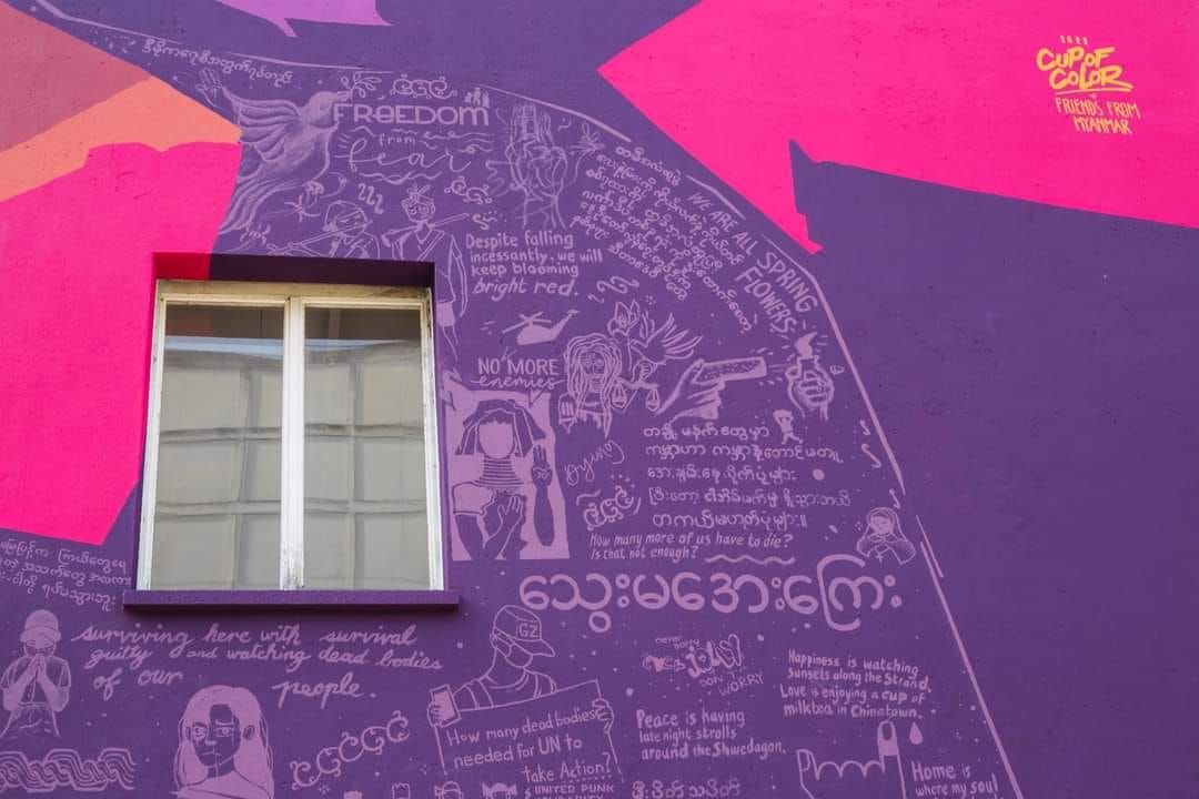 (ပန်းချီဆရာမ ခြူးဝေနှင့် ဆွစ်ဇာလန်နိုင်ငံတွင်သူမရေးဆွဲဖန်တီးထားသော မြန်မာပြည်သူများ၏ခံစားချက်ကိုပဲ့တင်သံထပ်စေသည့်ပန်းချီကားများ။ ဓါတ်ပုံ- ခြူးဝေFB)