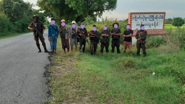 ဓာတ်ပုံ - လင်းယုန်နီ ကန့်ဘလူတပ်ဖွဲ့မှ ပြည်သူ့ကာကွယ်​ရေးတပ်ဖွဲ့ဝင်များအား တွေ့ရစဥ်