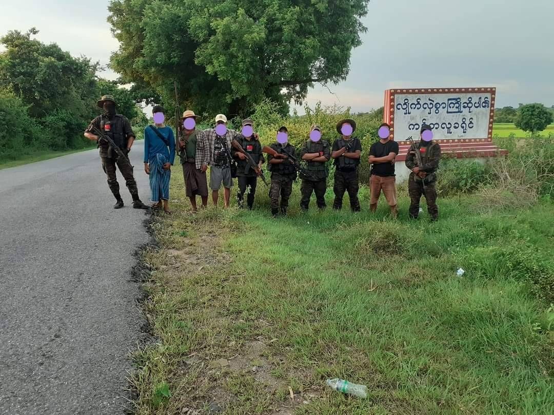 ဓာတ်ပုံ - လင်းယုန်နီ ကန့်ဘလူတပ်ဖွဲ့မှ ပြည်သူ့ကာကွယ်​ရေးတပ်ဖွဲ့ဝင်များအား တွေ့ရစဥ်