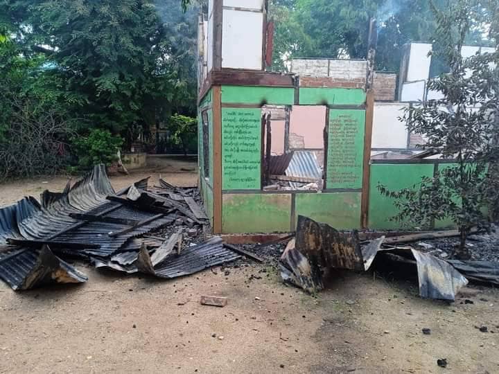 အောင်သာရွာဘုန်းကြီးကျောင်းအတွင်း စစ်တပ်က မီးရှို့ဖျက်ဆီးသွားပြီးနောက် တွေ့ရစဥ်။ ဓာတ်ပုံ-ဘုတလင်မြို့နယ် သတင်းမှန်ပြန်ကြားရေး