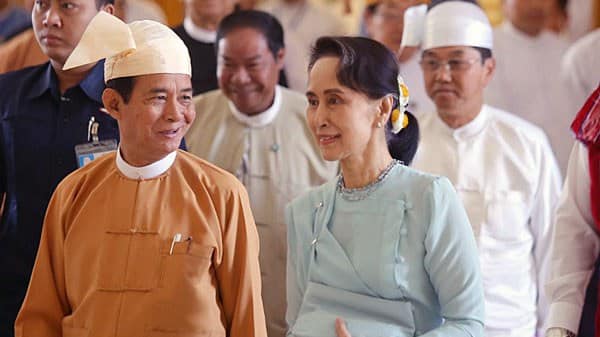 နိုင်ငံတော်၏ အတိုင်ပင်ခံပုဂ္ဂိုလ်ဒေါ်အောင်ဆန်းစုကြည်နှင့် နိုင်ငံတော်သမ္မတဦးဝင်းမြင့် ။ ။ဓါတ်ပုံ-AFP