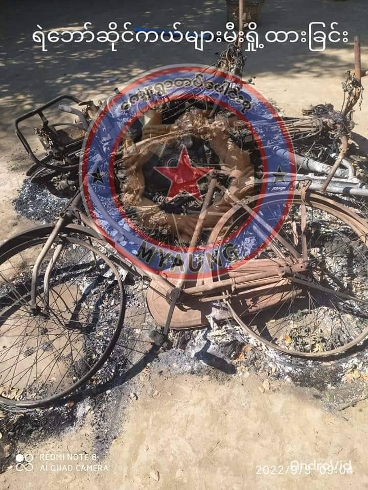 စစ်ကောင်စီတပ် မီးရှို့ဖျက်ဆီးသွားခဲ့သည့် စစ်ကောင်စီတပ်သားရုပ်အလောင်းနှင့် PDFများ၏ ဆိုင်ကယ်များ၊ ဓာတ်ပုံ- ကျေးရွာတပ်ပေါင်းစု(Myaung)